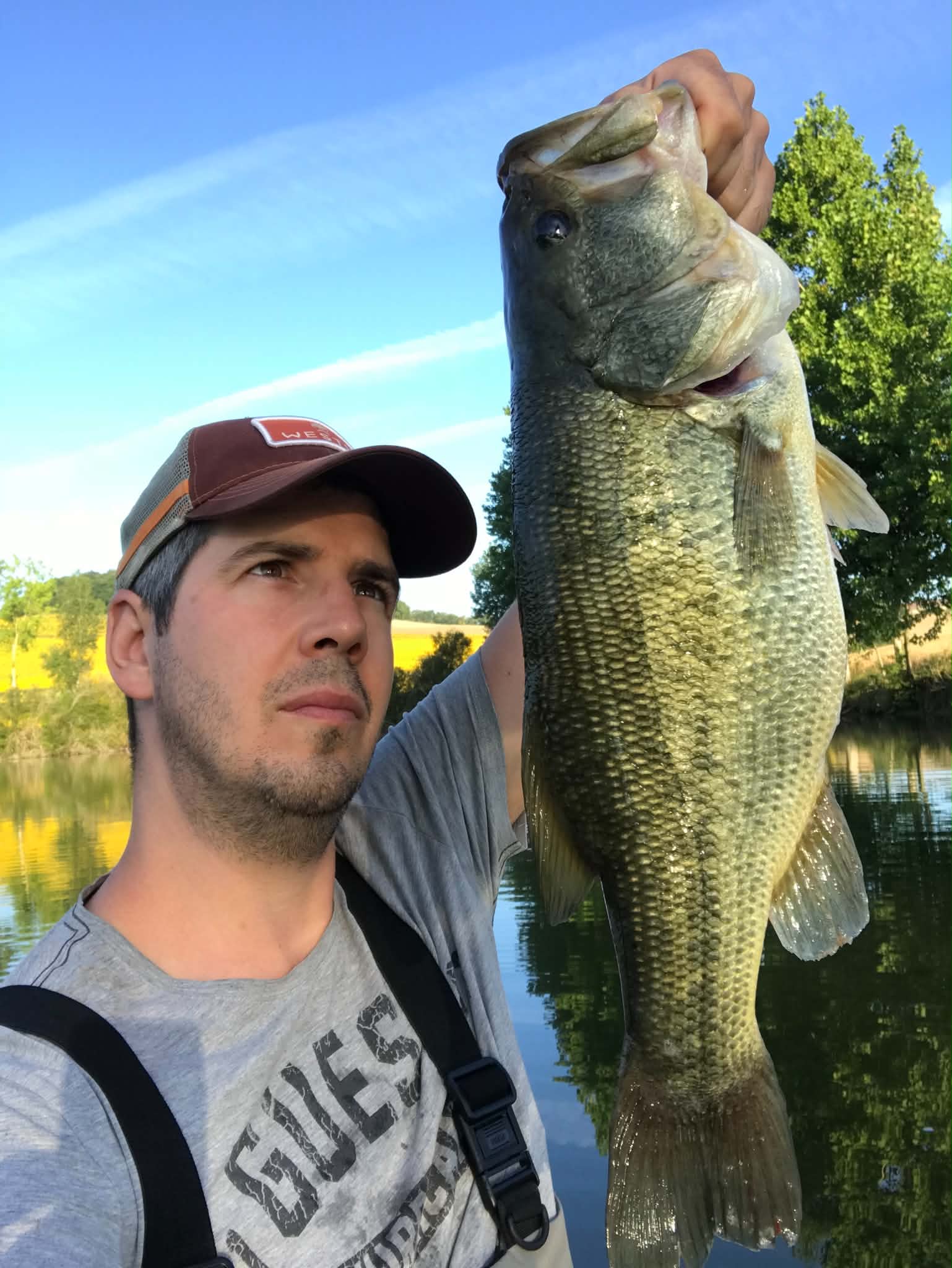 Fabrice de Pêche Attitude avec un black-bass